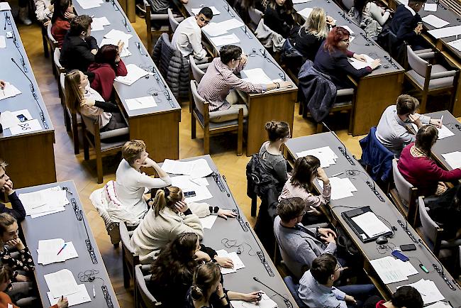 Politalltag. Am Vormittag wurde die Themen in Kommissionen vorberaten, am Nachmittag dann im Plenum. 