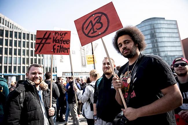 Sie befürchten, dass die Meinungsfreiheit im Internet eingeschränkt werden könnte.