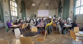 Abstimmung an der Mitgliederversammlung der SP Frauen Schweiz, am Samstag in Bern.