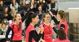 Gute Laune bei den Visperinnen w&auml;hrend des einseitigen Spiels.