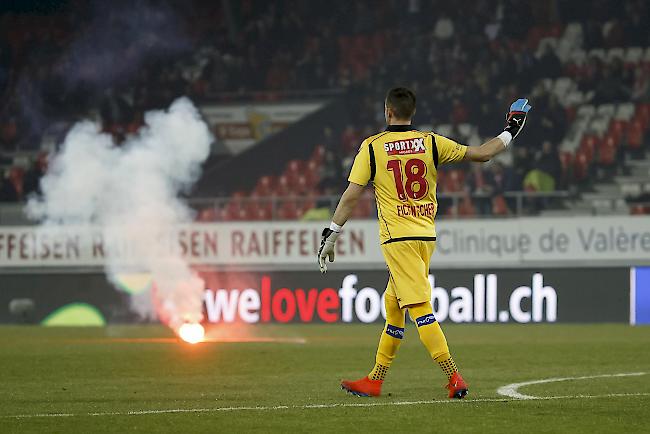 Sitten-Torhüter Kevin Fickentscher verlässt das Feld, nachdem Grasshoppers Fans während des Super League-Fussballspiels FC Sitten gegen GC im Stade de Tourbillon in Sitten am 16. März Pyros angezündet hatten.