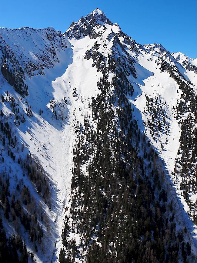 Der Steilhang im Malaluy-Tal, im Grenzgebiet der Gemeinden Bovernier und Orsières. Die Lawine, die von etwa 2800 Metern niederging, hat die vier Tourenskifahrer auf einer Höhe von 2430 Metern mitgerissen.