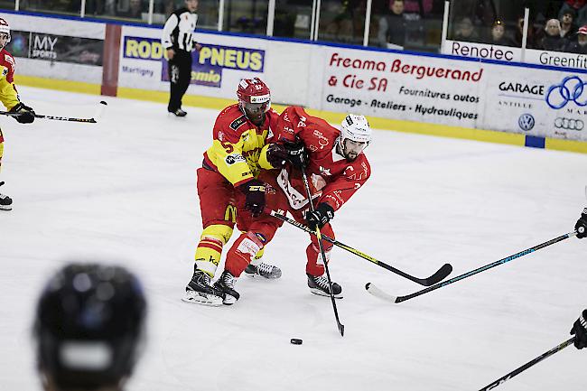 Es bleibt eng. Auguste Impose und Jérémy Gailland im Kampf um die Scheibe. Foto WB/Alain Amherd