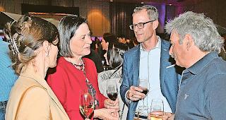 Im Gespr&auml;ch. Silvia Wellig, Staatsratspr&auml;sidentin Esther Waeber-Kalbermatten, Matthias Sulzer und Diego Wellig (von links).