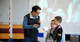 Ren&eacute; Providoli, Gesch&auml;ftsf&uuml;hrer des Vereins &laquo;explore-it&raquo; im Gespr&auml;ch mit zwei jungen Erfindern. 