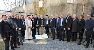 Bei der Grundsteinlegung. Bernhard Stucky (Architekt), Thomas Brantschen (Bauleitung), Herbert Schmid (Architekt), Georges Schnidrig (Stiftungsrat), Pfarrer Pascal Venetz, Michael Armbruster (Architekt), Corinne Blatter (Stiftungsrat), Flavio Schmid (Stiftungsrat), Franz Schmid, Pr&auml;sident Stiftungsrat), Staatsratspr&auml;sidentin Esther Waeber-Kalbermatter, Niklaus Furger (Gemeindepr&auml;sident Visp), Klaus Kalbermatter (Stiftungsrat), Markus Nellen (Stiftungsrat), Markus Lehner (Heimleiter), St&eacute;phane Mischler (Stiftungsrat), Nicole Hanselmann (Burgergemeinde) und Georges Schmid (Burgerpr&auml;sident).