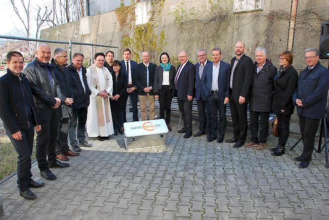 Bei der Grundsteinlegung. Bernhard Stucky (Architekt), Thomas Brantschen (Bauleitung), Herbert Schmid (Architekt), Georges Schnidrig (Stiftungsrat), Pfarrer Pascal Venetz, Michael Armbruster (Architekt), Corinne Blatter (Stiftungsrat), Flavio Schmid (Stiftungsrat), Franz Schmid, Präsident Stiftungsrat), Staatsratspräsidentin Esther Waeber-Kalbermatter, Niklaus Furger (Gemeindepräsident Visp), Klaus Kalbermatter (Stiftungsrat), Markus Nellen (Stiftungsrat), Markus Lehner (Heimleiter), Stéphane Mischler (Stiftungsrat), Nicole Hanselmann (Burgergemeinde) und Georges Schmid (Burgerpräsident).