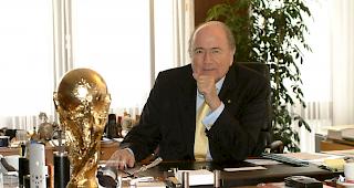 Die Bundesanwaltschaft ermittelt im Zusammenhang mit der Vergabe der WM-Endrunde 2006 an Deutschland unter anderem wegen des Verdachts auf Betrug, Geldw&auml;scherei und Veruntreuung. Nun tritt Sepp Blatter als Auskunftsperson vor der Bundesanwaltschaft auf.