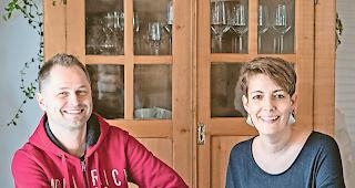 Voller Vorfreude. Tobias Salzgeber und Monika Peter Salzgeber bereiten sich minuti&ouml;s auf den Auftritt des Oberwalliser Blasorchesters in New York vor.