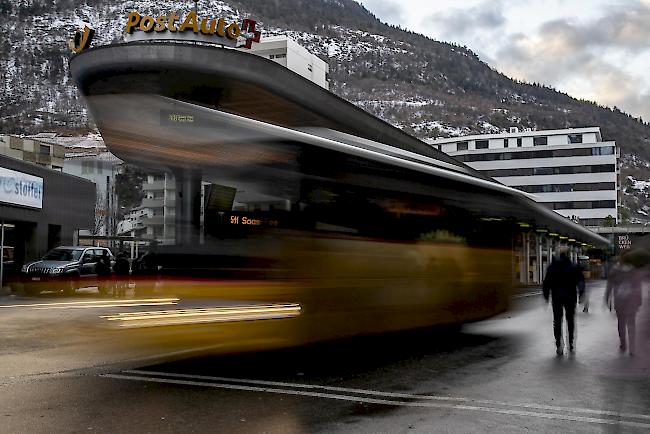 Um die Bedingungen des öffentlichen Verkehrs zu verbessern, der nach Meinung der Verantwortlichen von Bund und öV-Verbänden in ländlichen Gebieten zu wenig genutzt wird, zieht man auch Angriffe auf die Konkurrenz in Betracht, also die Förderung schlechterer Bedingungen für Autofahrer. 