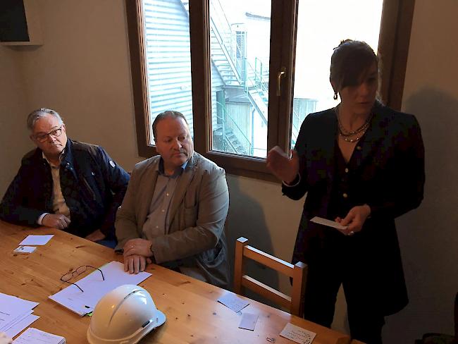 Pressekonferenz am Mittwochvormittag bei Valbéton in Bramois mit Pierre-André Donnet, Direktor AVEmploi, François Glassey, Verantwortlicher von Valbéton, und Chiara Meichtry, Vize-Direktorin Walliser Baumeisterverband (von links).