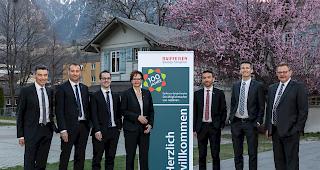 Konnten gute Zahlen pr&auml;sentieren. Erhard Salzmann, Vorsitzender der Bankleitung, Philipp Jossen, Sebastian Imoberdorf, Carmen Zenklusen, Kilian Nellen, Frank Kreuzer, Franz-Josef Amherd (von links), Pr&auml;sident des Verwaltungsrats.