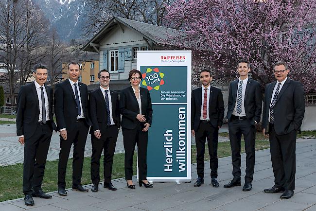 Konnten gute Zahlen präsentieren. Erhard Salzmann, Vorsitzender der Bankleitung, Philipp Jossen, Sebastian Imoberdorf, Carmen Zenklusen, Kilian Nellen, Frank Kreuzer, Franz-Josef Amherd (von links), Präsident des Verwaltungsrats.