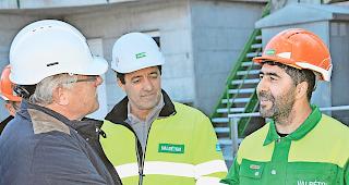 Premiere. Erstmals in der Schweiz h&auml;ndigte gestern AVEmploi-Direktor Pierre-Andr&eacute; Donnet auf dem Betriebsgel&auml;nde der Valb&eacute;ton  in Br&auml;mis Kontroll-Badges f&uuml;r Tempor&auml;rangestellte aus.Foto wb