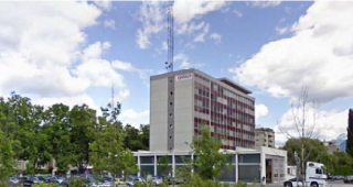 Kapazit&auml;tsgrenzen. Die Dienststelle f&uuml;r Strassenverkehr und Schifffahrt ist derzeit an der Avenue de France 71 in Sitten. 2021 soll beim Kasernenareal eine neue Niederlassung entstehen.