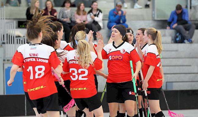 Sie habens gepackt: Das Frauen-Team des UHC Visper Lions steigt in die NLB auf.