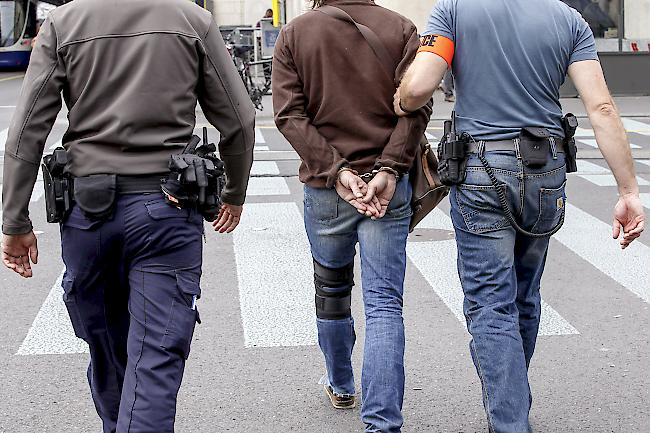 Intervention. Schweizer Polizisten setzten im vergangenen Jahr in 12 Fällen Schusswaffen ein, 45 Mal kam ein Taser zum Einsatz. (Symbolbild)