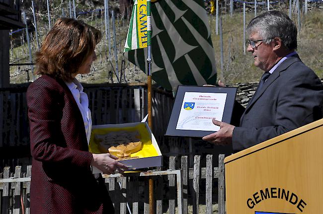 Burgerpräsident German Gruber beehrt die Künstlerin.