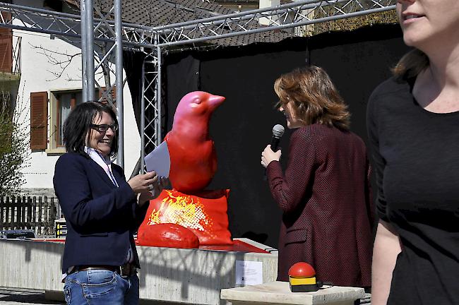 Am Orte genannt «Dreispitz» steht nun ein roter Vogel, in Anlehnung an Sinas Song «Fiirvogil».