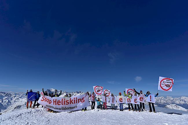 Protestaktion. Am Sonntag setzten 20 Tourenskigänger mit einer friedlichen Demo auf dem Gebirgslandeplatz Petit Combin ein Zeichen für die Eingrenzung der touristischen Gebirgsfliegerei.