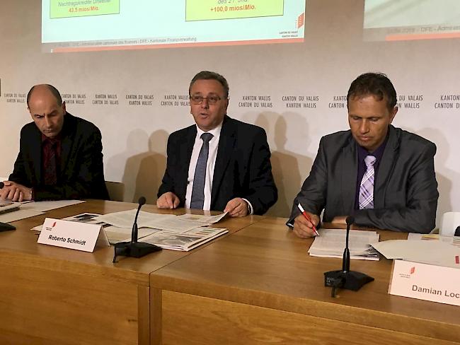 Pierre-Andre Charbonnet (Chef der Finanzverwaltung), Staatsrat Roberto Schmidt und Damian Locher (Adjunkt der Hauptbuchhaltung) präsentierten die sStaatsrechnung 2018 (v. links)