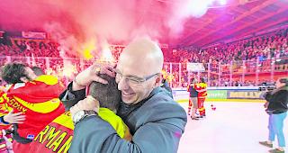 Die Anspannung f&auml;llt, der Jubel kann beginnen. R&eacute;my Rimann, Trainer Dany Gelinas und Tausende Fans des HC Siders feiern.Foto le nouvelliste/sacha bittel