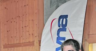 Engagement f&uuml;r die Arbeitnehmer. Der abtretende Pr&auml;sident Toni Biderbost, seine Nachfolgerin Gaby &shy;Salzgeber und der Regionalverantwortliche Juri Theler (von links).Foto wb