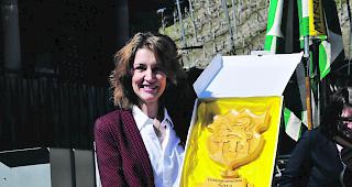 Freude herrscht. Sina mit ihrem Wappen: Sie ist seit gestern Ehrenburgerin der Gemeinde Gampel-Bratsch. Foto WB