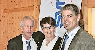 Engagement f&uuml;r die Arbeitnehmer. Der abtretende Pr&auml;sident Toni Biderbost, seine Nachfolgerin Gaby &shy;Salzgeber und der Regionalverantwortliche Juri Theler (von links).Foto wb