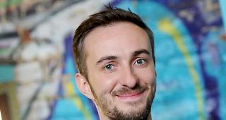 Gerichtsfall. Der Satiriker Jan B&ouml;hmermann zieht gegen Angela Merkel vor Gericht. Streitpunkt ist die &laquo;Schm&auml;hgedicht&raquo;-Kritik der Kanzlerin.