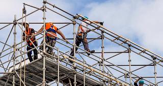 Ger&uuml;stbau. Die generelle Lohnerh&ouml;hung betr&auml;gt 50 Franken pro Monat, ausgehend vom Gehalt vom 31. M&auml;rz 2018.