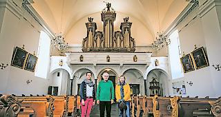 Neues Image. Sarah Brunner, Hilmar Gertschen und Carmen Schneller (von links, in der Kirche von Naters) tun viel daf&uuml;r, um ein neues, zeitgem&auml;sses Bild der Organistinnen und Organisten zu vermitteln.
