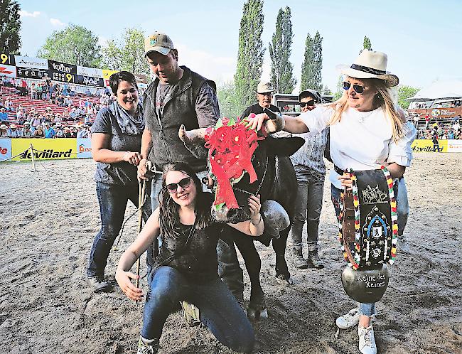 Triumph. Die Familie Williner feiert den Sieg von «Veielett» am Nationalen 2018 in Aproz.Foto wb