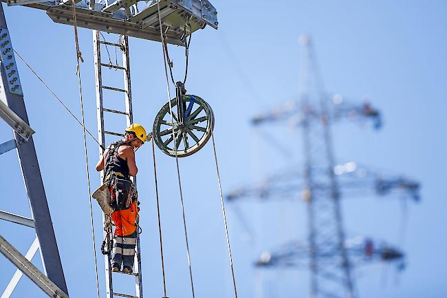 Neue Strommasten im Unterwallis, ein wichtiges Leitungsprojekt für Swissgrid. (Bild: Industriezone Chandoline, Sitten)