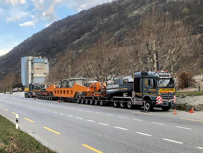 Von Brig nach Fiesch. Die Fahrzeugkombination ist 54 Meter lang und 213 Tonnen schwer.