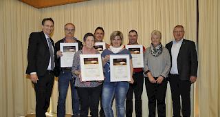 Die Oberwalliser Gewinner eines Goldsterns mit Thomas Egger, Pr&auml;sident SOR (links) und Urs Guntern, Direktor SOR.