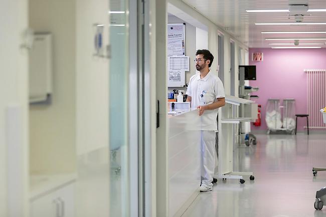 Wegen dem grossen Andrang und Finanzierungsproblemen hat das Spital Wallis sein Beratungstelefon für Kinder-Notfälle vorübergehend eingestellt. (Symbolbild)