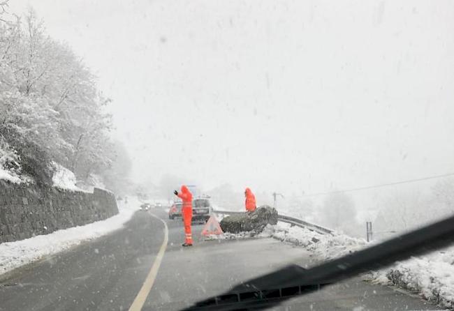 Auf der Strasse nach Mörel ist ein Stein auf die Strasse gestürzt, er wurde inzwischen weggeräumt.