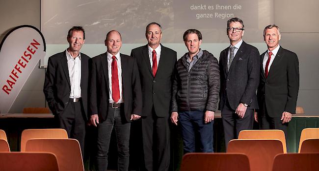 Raiffeisenbank Region Visp. Hans-Ruedi Holzer, ehemaliges Verwaltungsratsmitglied 
aus Eggerberg, Medard Heynen, Verwaltungsratspräsident der Raiffeisenbank Region Visp, Bernardo Heinzmann, Vorsitzender der Bankleitung der Raiffeisenbank Visperterminen, Rinaldo Wasmer, ­neues Verwaltungsratsmitglied aus Eggerberg, Helmut Zimmermann, ehemaliger Verwaltungsratspräsident der Raiffeisenbank Visperterminen und neues Verwaltungsratsmitglied der Raiffeisenbank Region Visp, Silvio Seiler, ­Vorsitzender der Bankleitung der Raiffeisenbank Region Visp (von links).