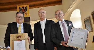 Ausgezeichnet: Stadtschreiber Eduard Brogli, Louis Fleury von der Zertifizierungsstelle ACPO, und Stadtpr&auml;sident Louis Ursprung (von links).