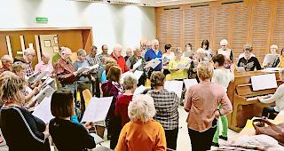 Einsatz. Mit viel Einsatz wird f&uuml;r die &laquo;Spur der Liebe&raquo; geprobt: Der Chor von Oberems und der Gemischte Chor von Siders treten mit dieser Komposition zwei Mal vors Publikum.