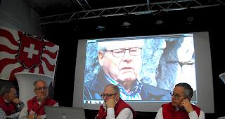 Vereinspr&auml;sident Erich Bumann (Mitte) entschied sich nicht f&uuml;r einen klassischen Pr&auml;sidentenbericht, sondern zeigte einen Film. 