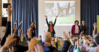 <b>Die gr&uuml;ne Welle.</b> Mit einer La-Ola-Welle feierten Parteipr&auml;sidentin Regula Rytz und die Delegierten die Regierungsratskandidatin Korintha B&auml;rtsch (LU) und den frisch gew&auml;hlten Regierungsrat Martin Neukom (ZH).