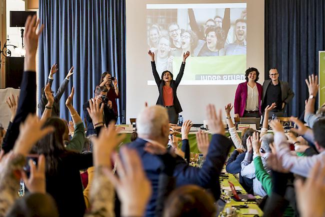 <b>Die grüne Welle.</b> Mit einer La-Ola-Welle feierten Parteipräsidentin Regula Rytz und die Delegierten die Regierungsratskandidatin Korintha Bärtsch (LU) und den frisch gewählten Regierungsrat Martin Neukom (ZH).