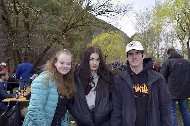 Aurora Brantschen (15), Glis, Stella Maria Hischier (14), Steg, und Alessandro Wyssen (16), Susten.