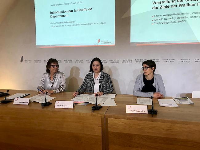 Am Montag wurde der Familienbericht in Sitten vorgestellt (v.l): Isabelle Darbellay Métrailler, Chefin des kantonalen Amts für Gleichstellung und Familie, Staatsrätin Esther Waeber-Kalbermatten und Tanja Guggenbühl, Expertin und Verfasserin der Studie.