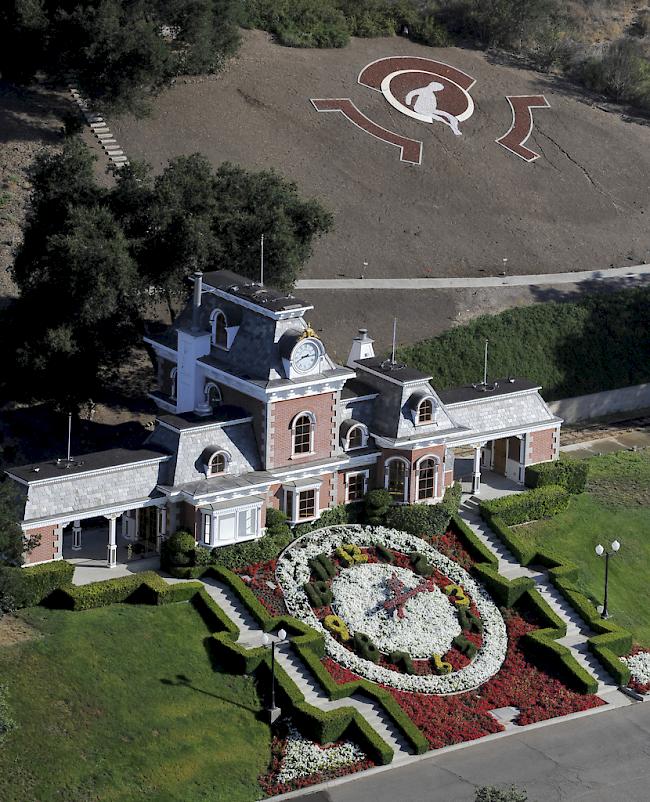 James Safechuck (41) und Wade Robson (36) erzählen in der zweiteiligen TV-Doku "Leaving Neverland" wie sie als Kinder auf der Neverland-Ranch von Michael Jackson jahrelang missbraucht worden seien. 


