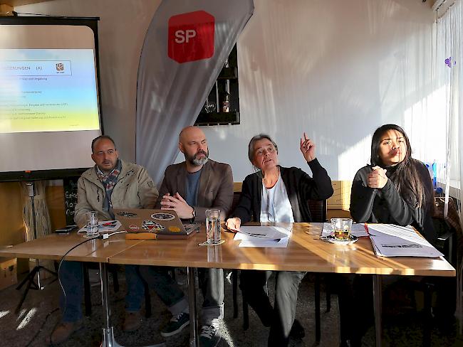 Sie informierten zur Verkehrssituation in Visp: SPO-Präsident Gilbert Truffer, Adrian Streun, Präsident Ortspartei, SP-Grossratssuppleantin Laetitia Heinzmann Bellwald und Giuliana Foken, SP-Nationalratskandidatin.