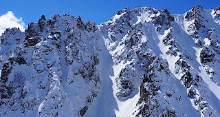 Ungl&uuml;ck. Zwei Variantenskifahrer sind am Dienstagvormittag beim &laquo;Glacier d&rsquo;Arpette&raquo; mehrere hundert Meter abgest&uuml;rzt und verstorben.