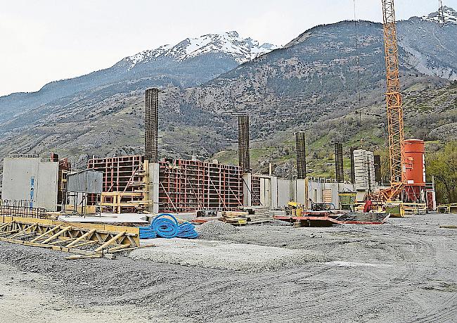 An der neuen Rarner Eishalle wird derzeit kräftig gebaut.